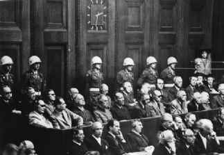 Nürnberg duruşmaları sona erdi. 12 Nazi ölüm, Rudolf Hess ömür boyu cezası aldılar.